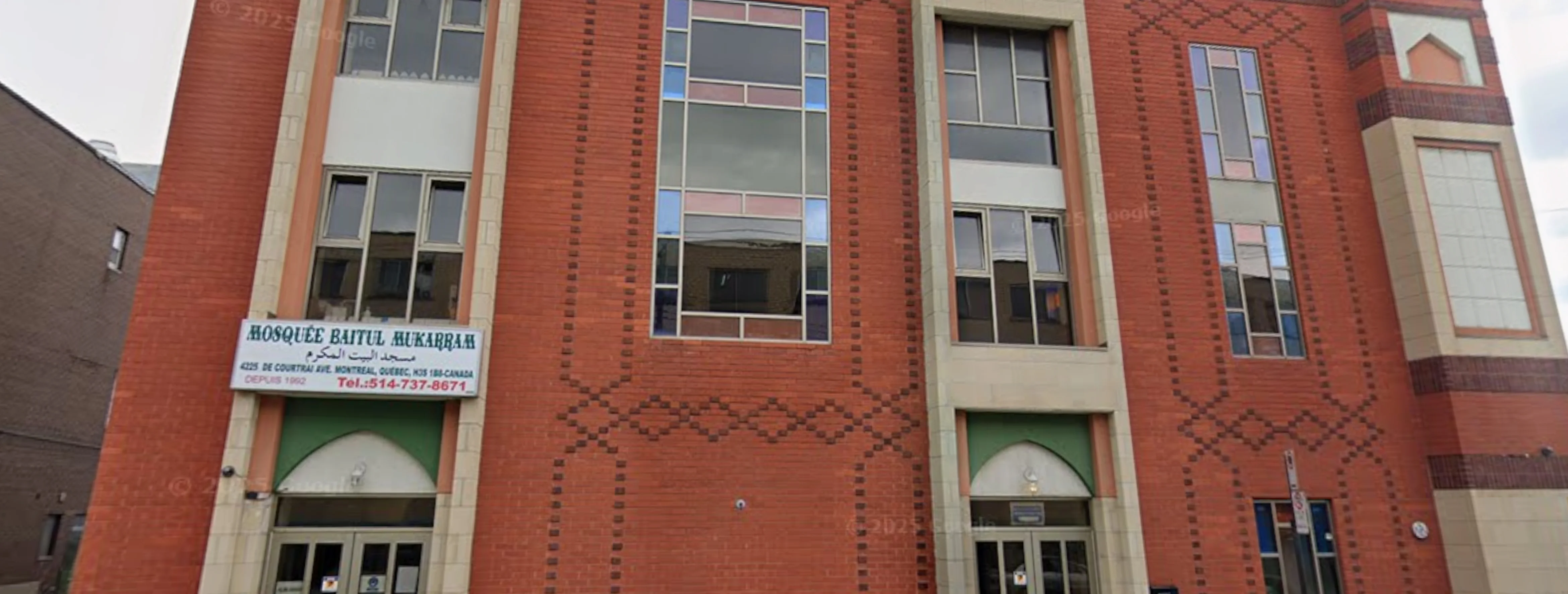 Exterior view of Mosquée Baitul Mukarram Montréal building